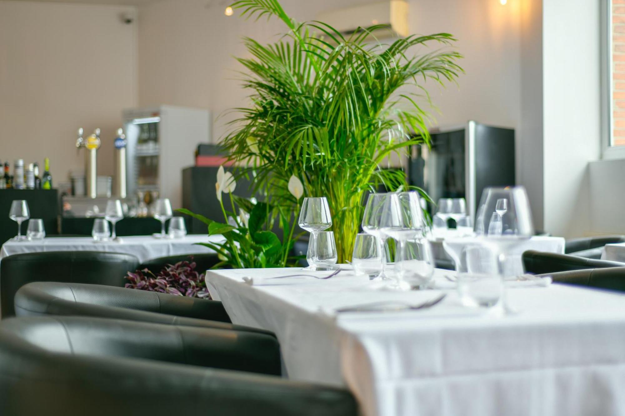 Enjoy Garden Hotel Виерзон Екстериор снимка